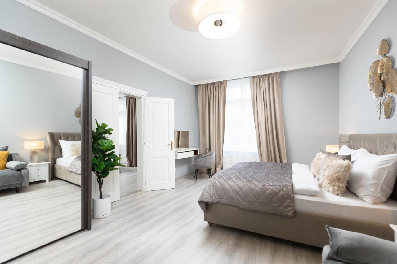 Luxury Central 150M2 Apartment On Wencelas Square With Private Garage Πράγα Εξωτερικό φωτογραφία